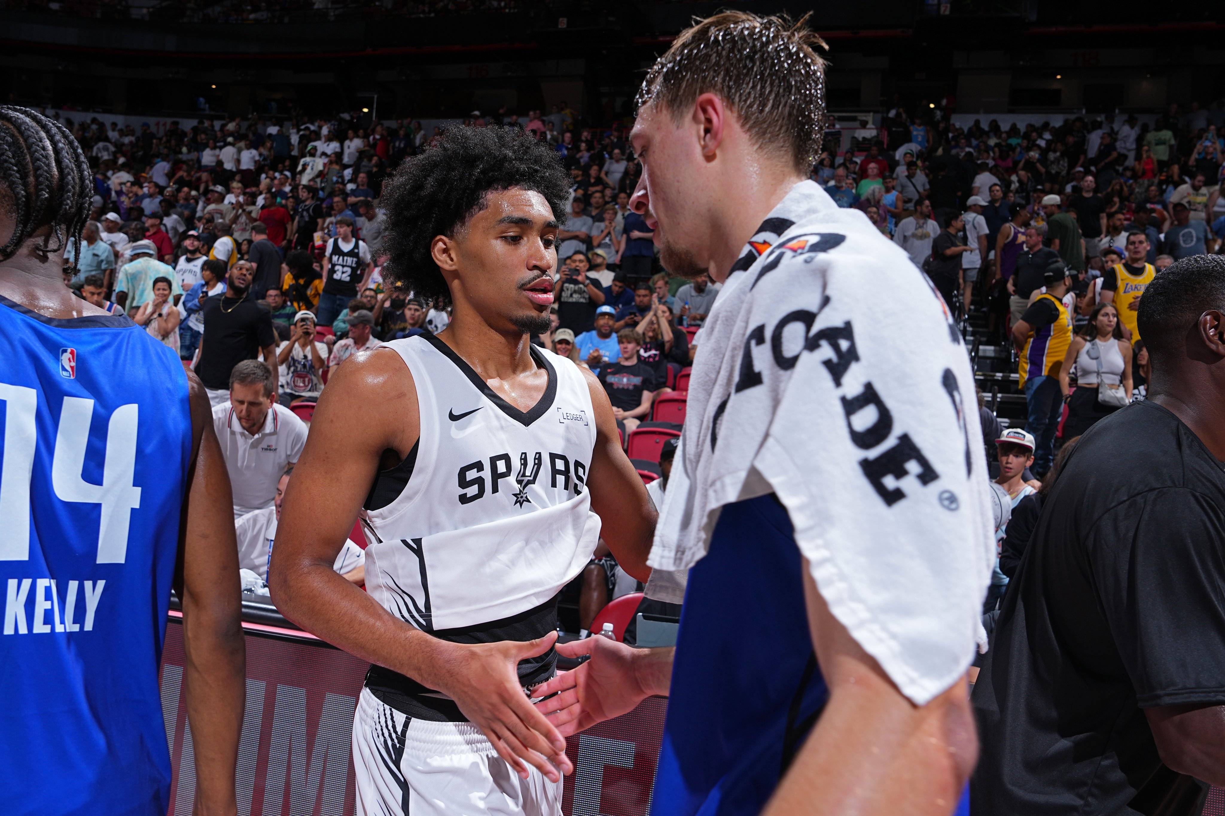 包含里程碑夜曼联绝杀压哨，NBA常规赛加时末段刷纪录，话题不断，纪律约束更严格的词条